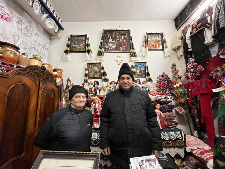 Un muzeu al tradițiilor și pasiunii în inima Sibiului. Povestea soților Mircea și Maria Drăgan și colecția lor impresionantă de 350 de păpuși