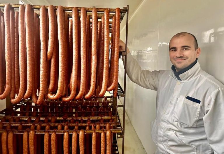 Gustul tradițional al cârnaților de casă vine de la Albota