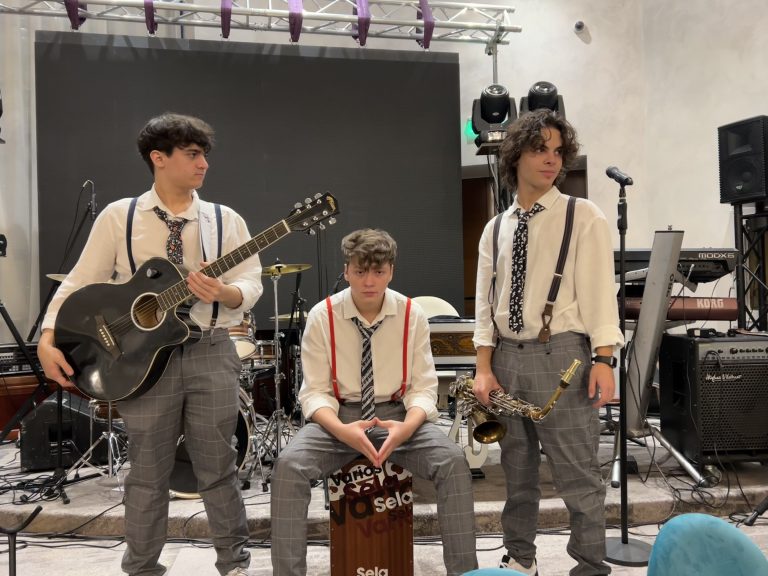 Acoustic Boyz aduc energia muzicală la Sibiu de Ziua Internațională a Voluntarilor