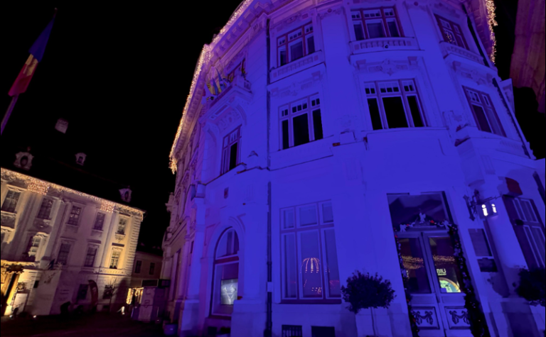 Primăria Sibiu iluminată în culoarea mov pentru conștientizarea persoanelor cu dizabilități