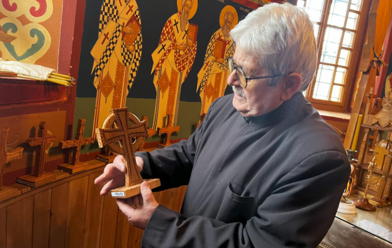 Un sat cu tradiție și credință. Povestea Poieniței și a părintelui Davidoiu