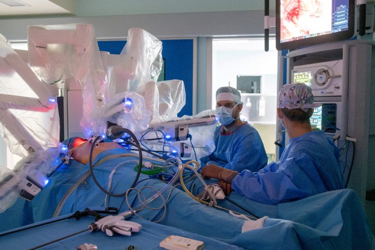 Sibiu marchează o premieră medicală: prima tiroidectomie robotică prin tehnica BABA în România