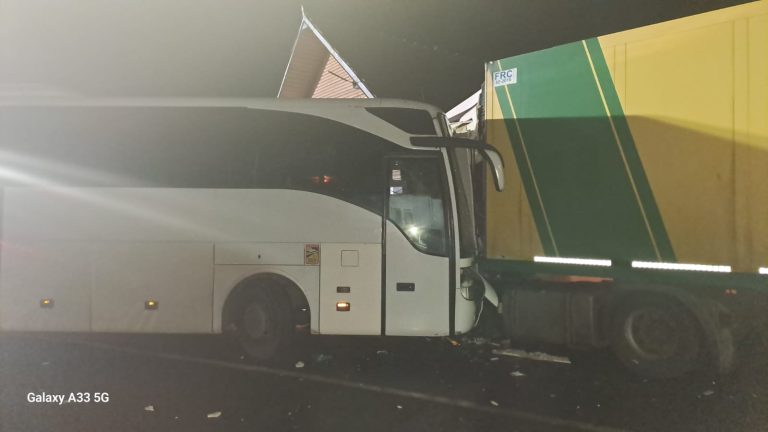 ULTIMA ORĂ/FOTO: Un mort și 7 răniți după un accident între un autocar și un TIR