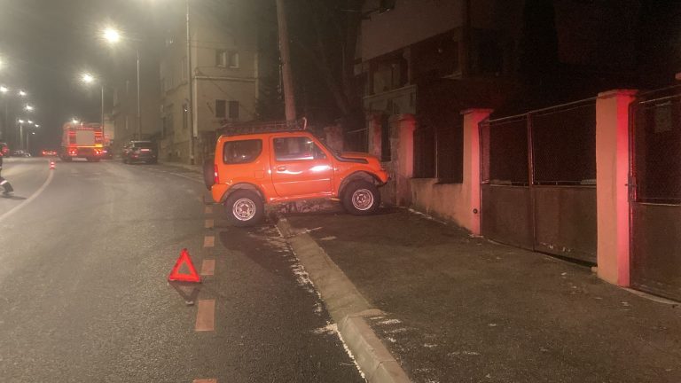 ULTIMA ORĂ/FOTO: Pericol pe strada Transilvaniei din Sibiu. Un stâlp în pericol de cădere din cauza unui accident