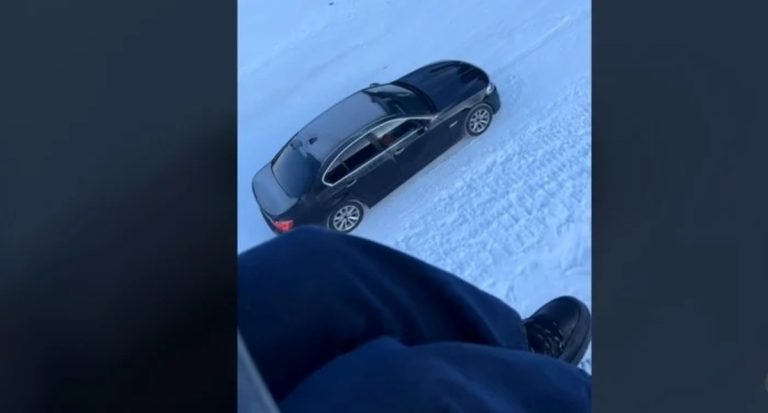 VIDEO: Asta e aroganță adevărată. A urcat cu BMW-ul pe pârtia de schi