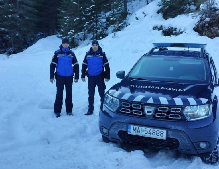 FOTO: Femeie de 70 de ani salvată de jandarmii montani sibieni