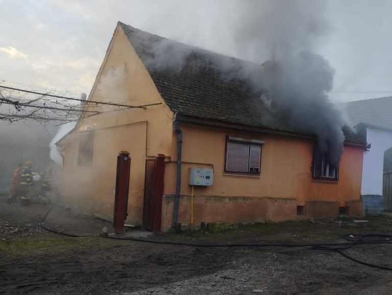 ULTIMA ORĂ/FOTO: O casă a luat foc. Mai multe echipaje de prim ajutor au intervenit