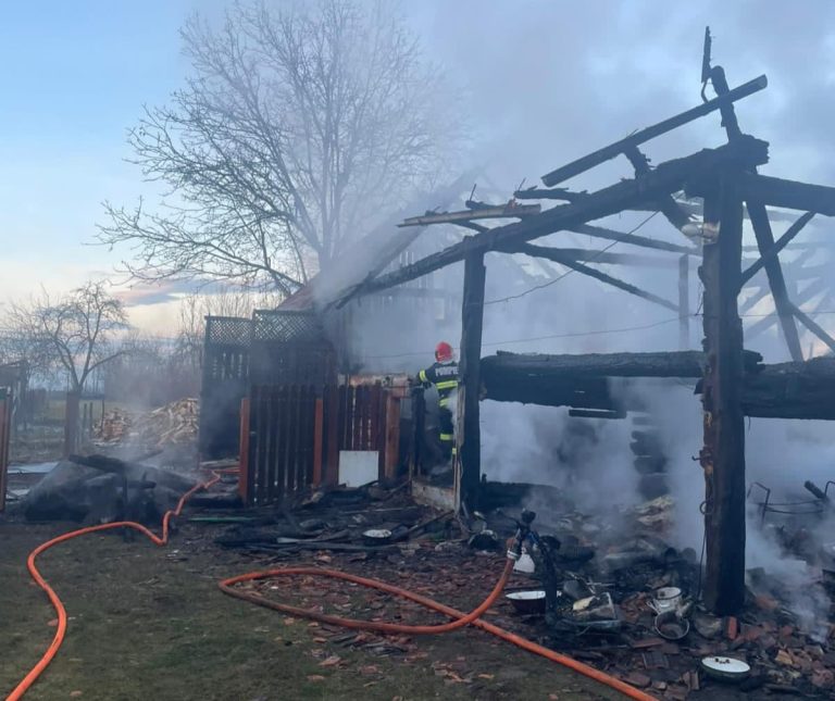 ULTIMA ORĂ/FOTO: Anexă distrusă complet de un incendiu