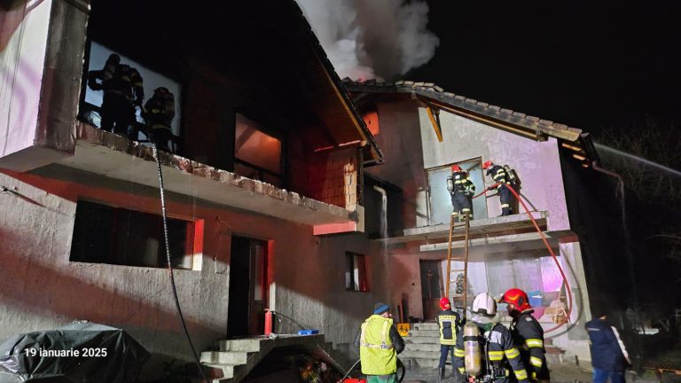 FOTO: Incendiu devastator. Au ars două case și trei anexe