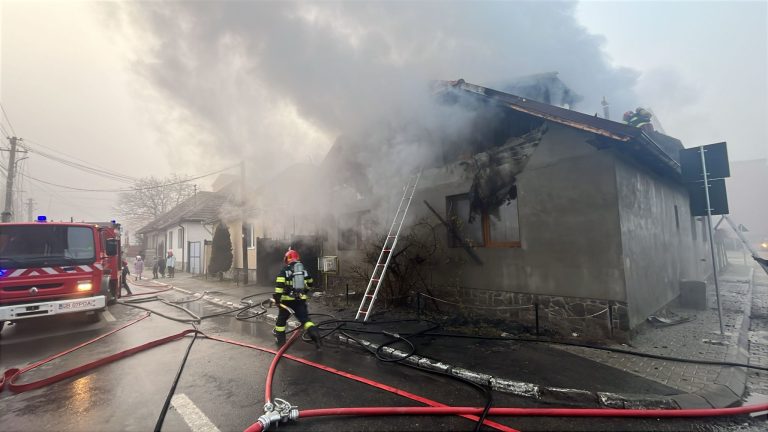 ALERTĂ: Incendiu violent la o casă. Un bărbat a fost transportat la spital