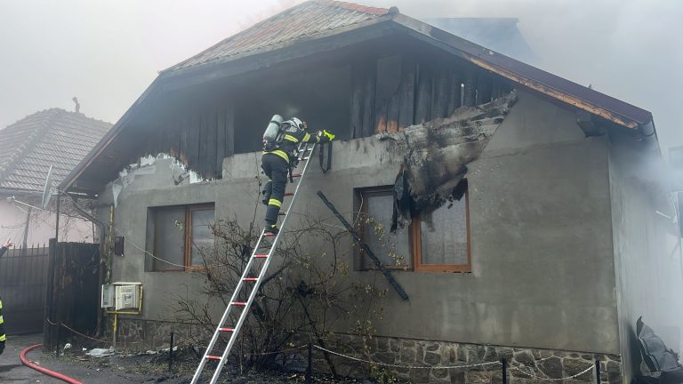 ULTIMA ORĂ/FOTO: Incendiu de proporții la acoperișul unei case