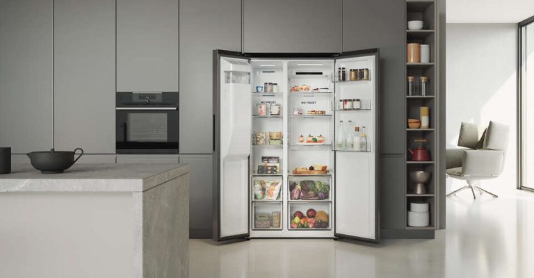 ULTIMA ORĂ: O cunoscută fabrică de frigidere se închide. Sute de oameni rămân fără locuri de muncă