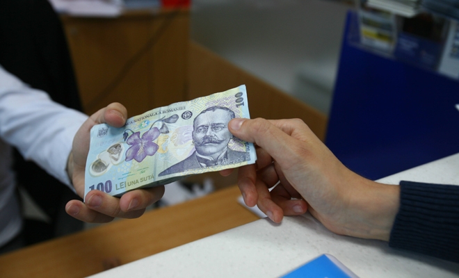 Sute de mii de români au restanțe la bănci