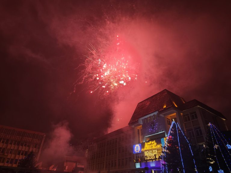 FOTO/VIDEO: Sute de medieșeni au participat la show-ul de lasere și focul de artificii de Revelion