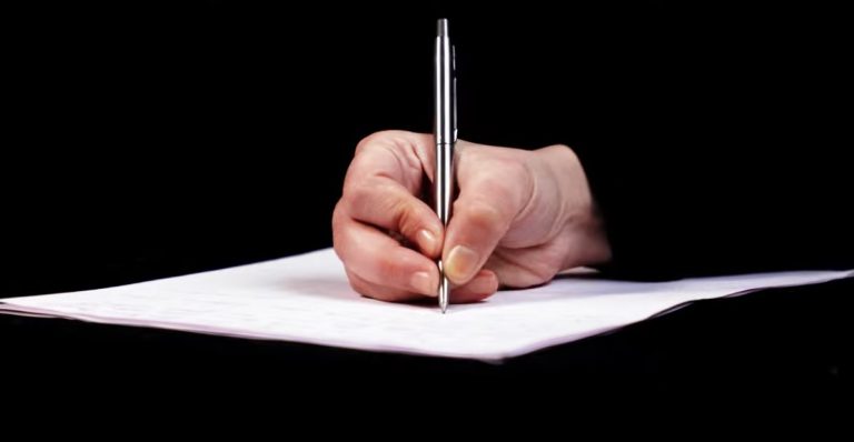 Se anunță schimbări mari în modul de predare la clasă: Scrisul după dictare va fi interzis