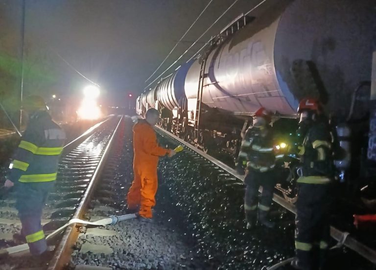 ULTIMA ORĂ/FOTO: Scurgeri de combustibil dintr-un tren. Circulația feroviară în zona de nord a județului este afectată
