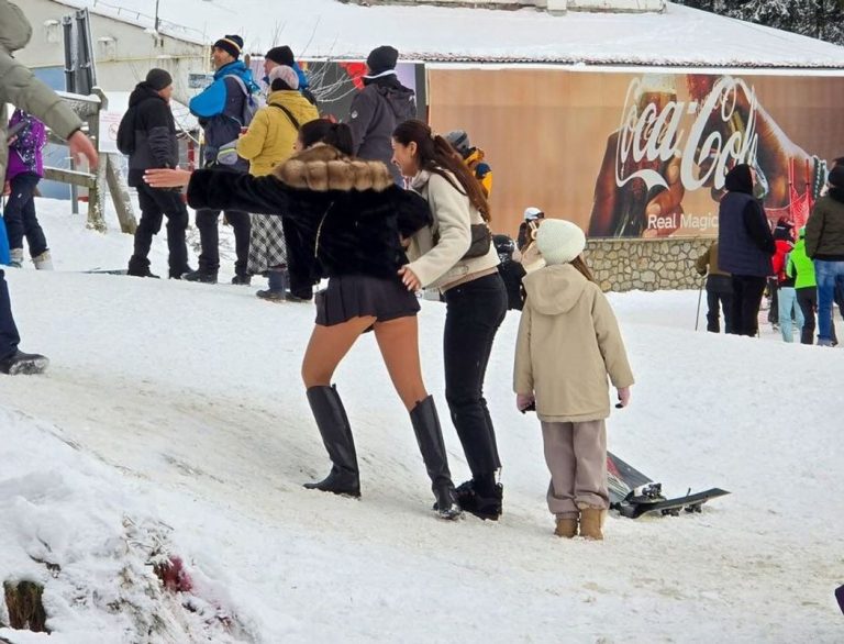 FOTO: Noua modă pe pârtiile din România. În fustă și cu tocuri la -4 grade