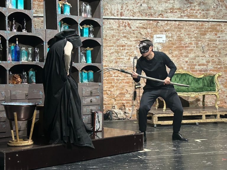 Pace și iubire la început de 2025: Premiera spectacolului „Filtre de Dragoste” la Fabrica de Teatru