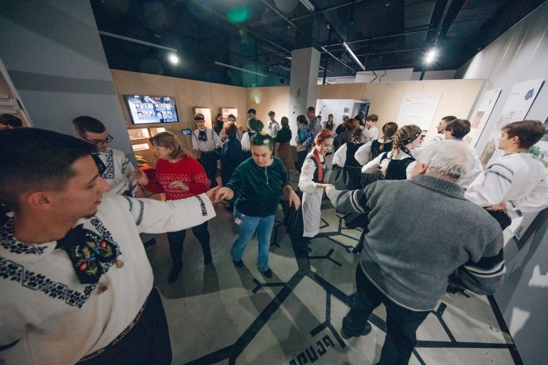 Muzeul ASTRA: Cursuri gratuite de dans tradițional românesc și săsesc începând cu 8 martie