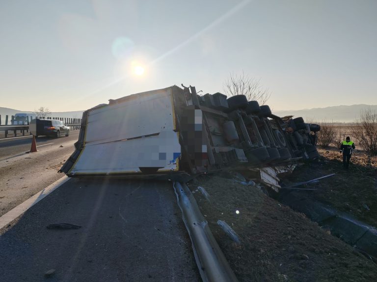 ULTIMA ORĂ/FOTO: Grav accident rutier pe A1. Două persoane sunt blocate în mașini/UPDATE: 4 persoane au fost transportate la spital