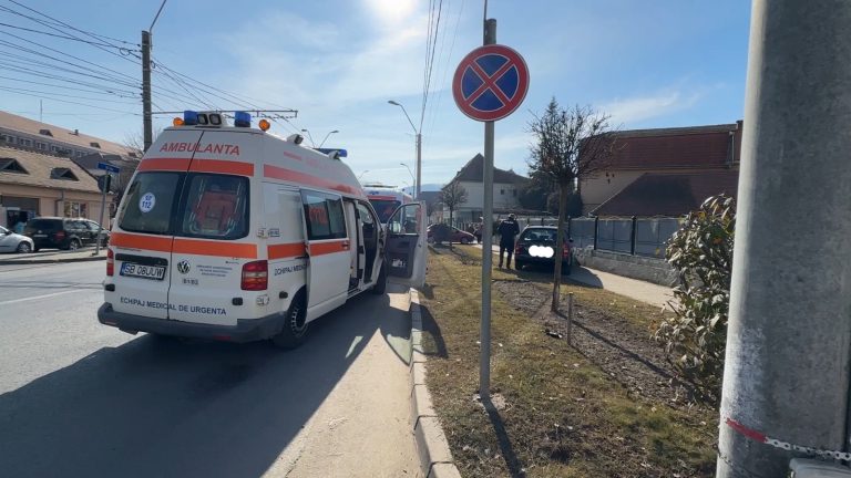 ULTIMA ORĂ: A intrat cu mașina în pom și gardul unei case