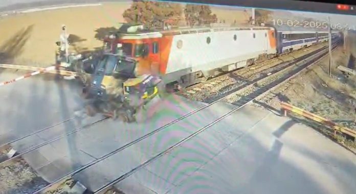 FOTO/VIDEO: Grav accident feroviar în România. Buldoexcavator spulberat de un tren
