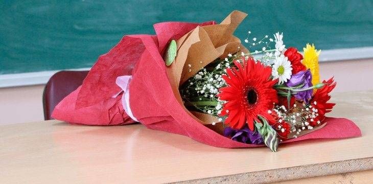 Ministrul Educației: Este interzisă oferirea de cadouri foarte scumpe pentru profesoare