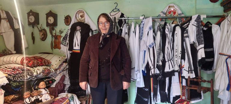 O călătorie la Petiș, locul unde oamenii trăiesc în liniștea muntelui și a tradiției. Acasă la „Tanti Jeni”