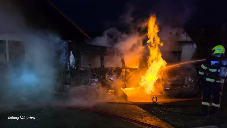 ULTIMA ORĂ/FOTO: Două case au luat foc după ce o țeavă de gaz a fost lovită în urma unui accident/UPDATE: O femeie a fost găsită carbonizată sub un microbuz