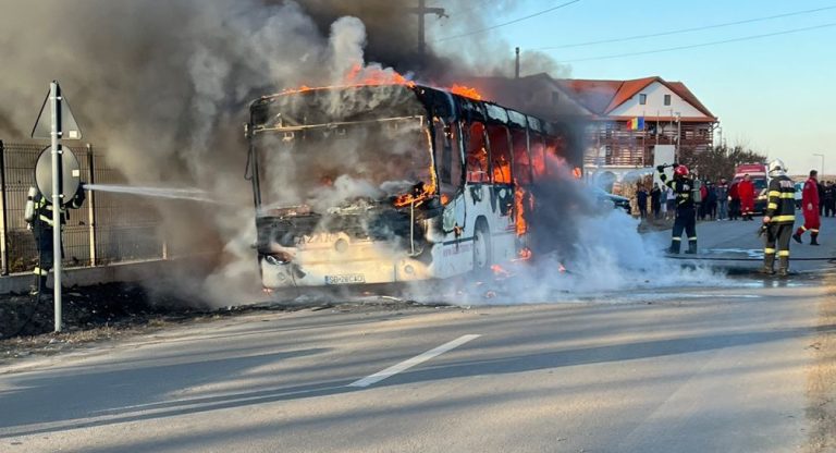 ULTIMA ORĂ/FOTO: Un autocar a fost distrus de flăcări la intrarea în Ocna Sibiului