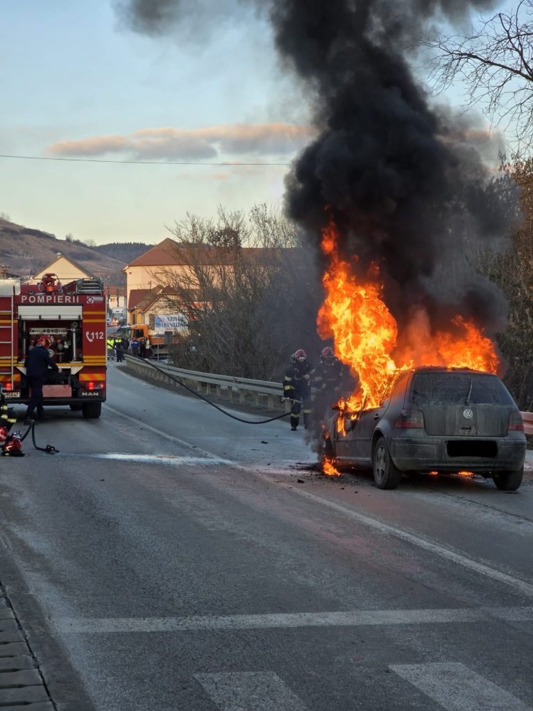 ULTIMA ORĂ/FOTO: O mașină a ars ca o torță pe DN 14