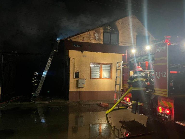 ULTIMA ORĂ/FOTO: Incendiu violent la o casă. Trei echipaje de pompieri intervin de urgență
