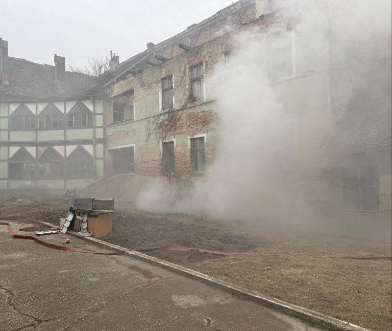 ULTIMA ORĂ/FOTO: Incendiu într-o clădire din Sibiu din cauza fumatului în locuri interzise