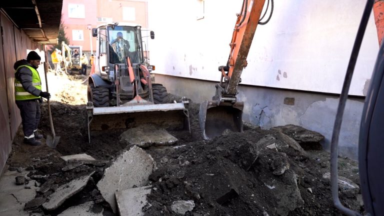 FOTO: Se modernizează două străzi din cartierul medieșean Vitrometan