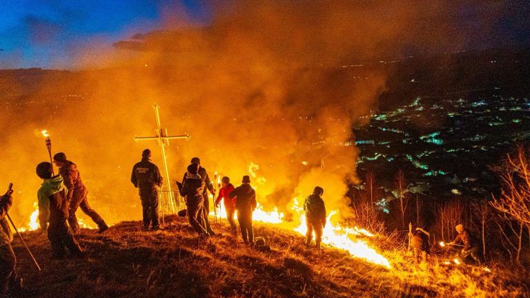 Mătăuzele alungă spiritele rele pe dealurile comunei Sadu