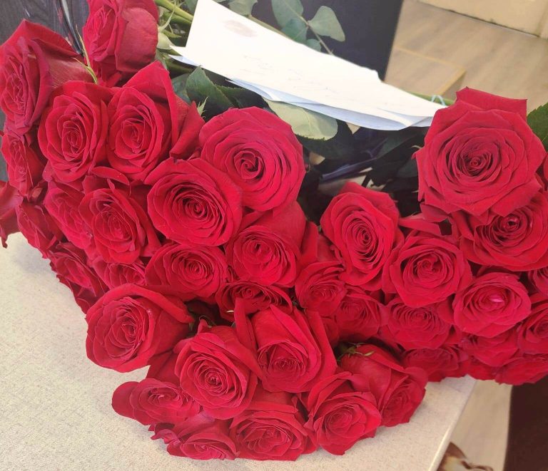 Consiliul Elevilor de la „Axente Sever” Mediaș oferă „O floare pentru fiecare” în luna iubirii