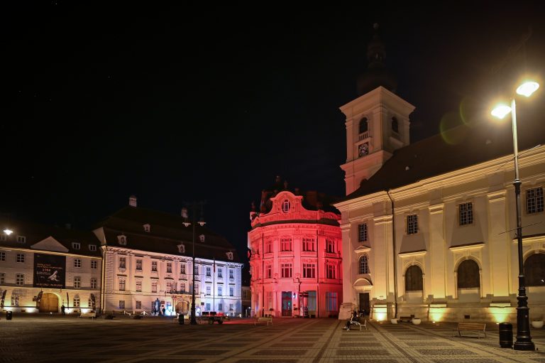 FOTO: Sediul Primăriei Sibiu a fost iluminat în roșu