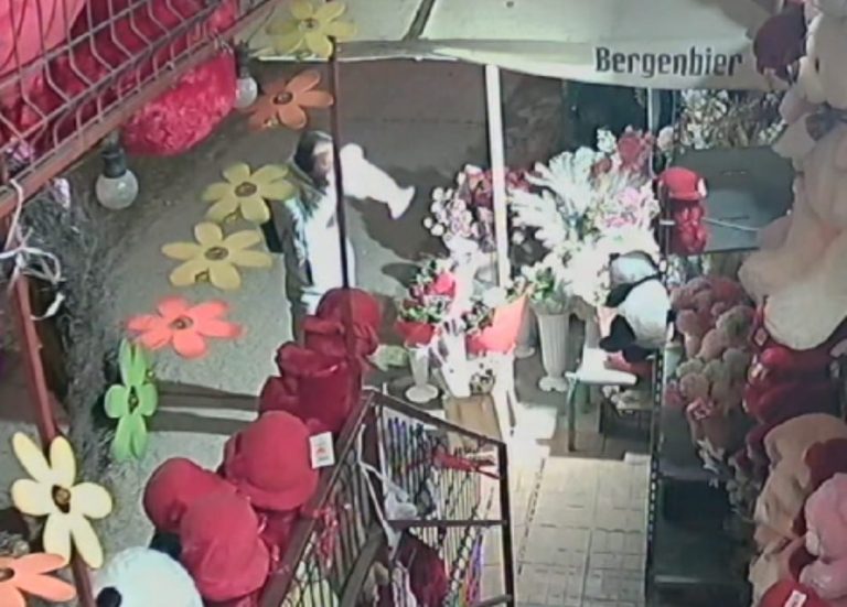 FOTO/VIDEO: Un sibian a băut apa de la flori. Din vazele cu flori în Piața Rahovei