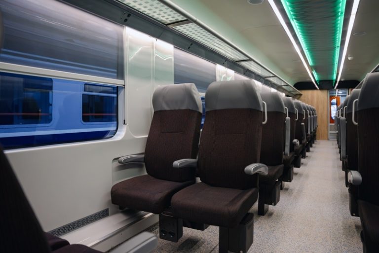 FOTO: Vom avea vagoane de tren la standarde internaționale. Cum arată primul care a fost modernizat