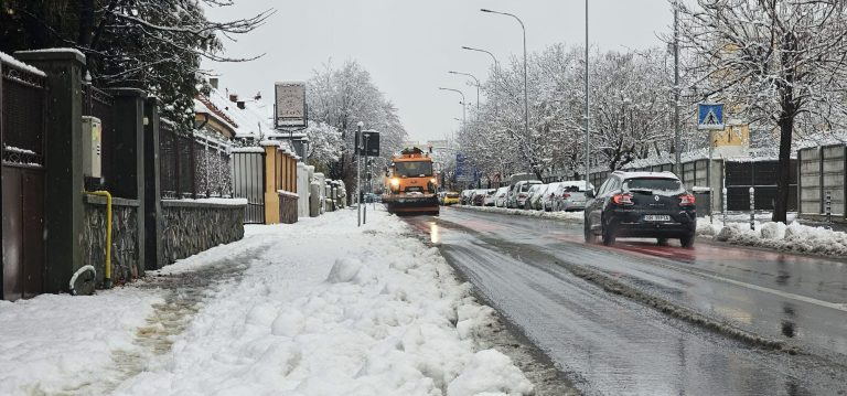 Deszăpezire în Sibiu: Intervenții continue pe străzile orașului și în Păltiniș