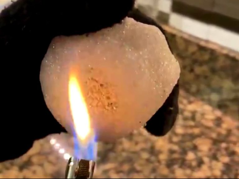 VIDEO: „Zăpada falsă care arde și conține plastic”, noua conspirație a românilor pe TikTok