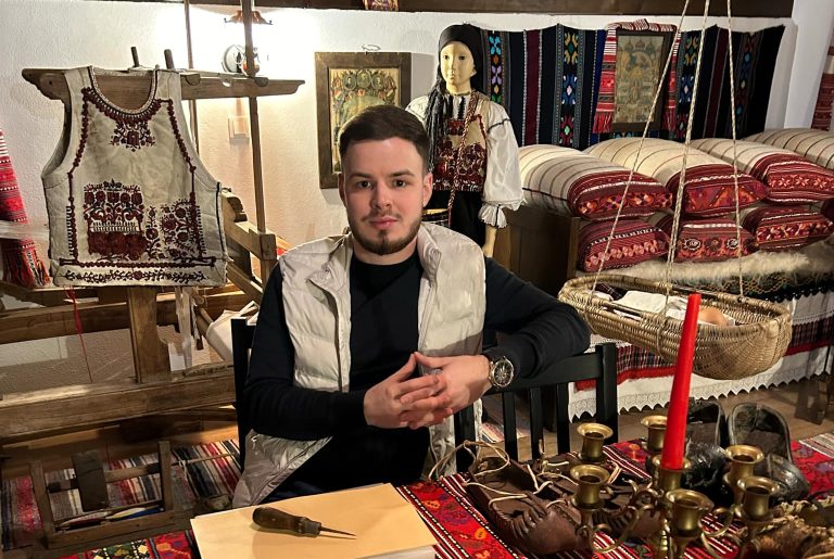 Adrian David Coman, meșteșugarul care păstrează tradiția opincilor în inima Avrigului