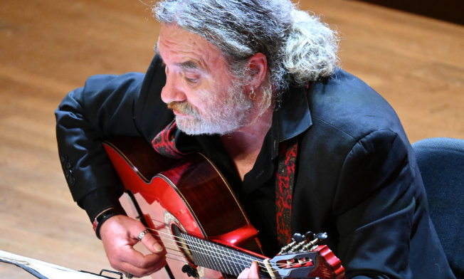 Maxim Belciug aduce un regal de chitară la Biblioteca ASTRA de Ziua Femeii