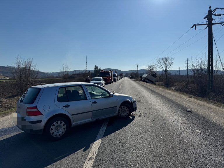 ULTIMA ORĂ/FOTO: O mașină a intrat pe contrasens și s-a izbit de un camion. Trafic blocat pe DN 14