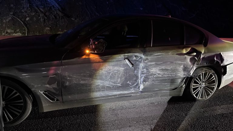 ULTIMA ORĂ/FOTO: Accident rutier pe Valea Oltului. Șoferului unui TIR i s-a făcut rău la volan și a acroșat un autoturism