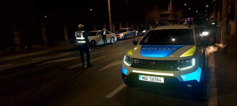 Un sibian băut și cu permisul suspendat s-a oprit cu mașina într-un stâlp
