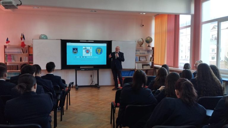 FOTO: Elevii de la SNG Mediaș au învățat „Cum să nu greșească în trafic”