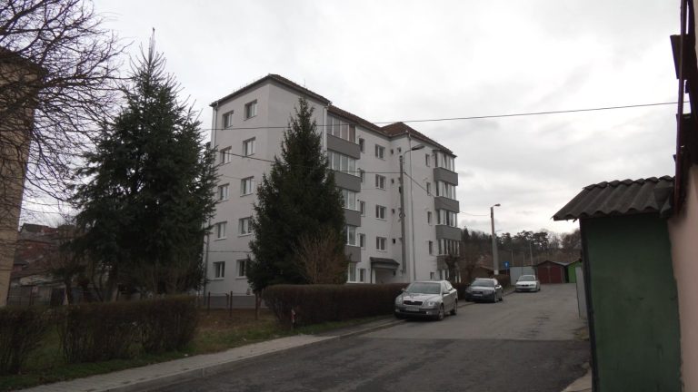 Proprietarii magazinelor de la parterul blocurilor ar putea să nu mai plătească o parte din cheltuielile pentru clădire