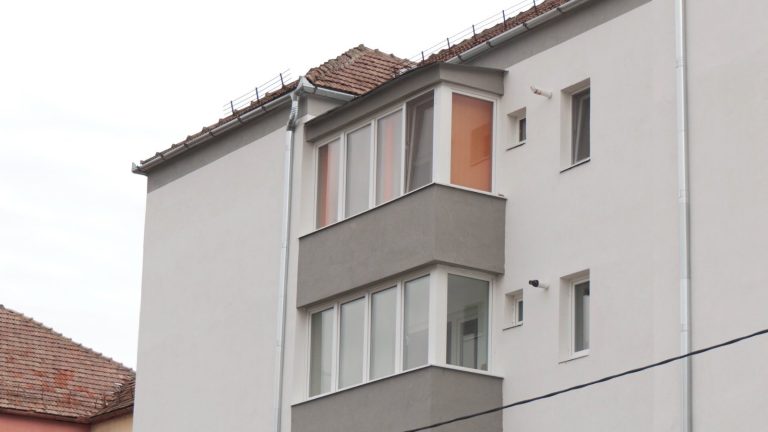 FOTO/VIDEO: Bloc reabilitat energetic cu fonduri europene în Mediaș. Alte 4 blocuri sunt pe listă