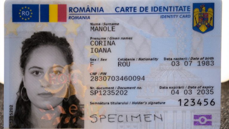 Se distribuie noile cărți electronice de identitate. Au cip de memorie și dimensiunile unui permis de conducere